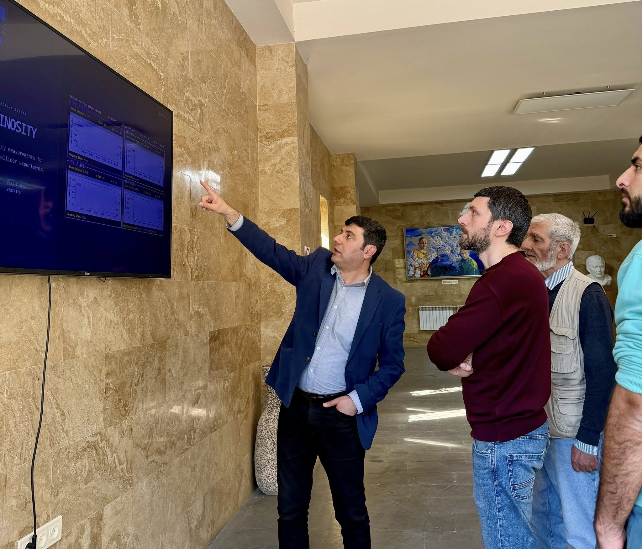 Հանդիպում ՀՀ ԳԱԱ Ֆիզիկական հետազոտությունների ինստիտուտի տնօրեն Պ. Մուժիկյանի հետ